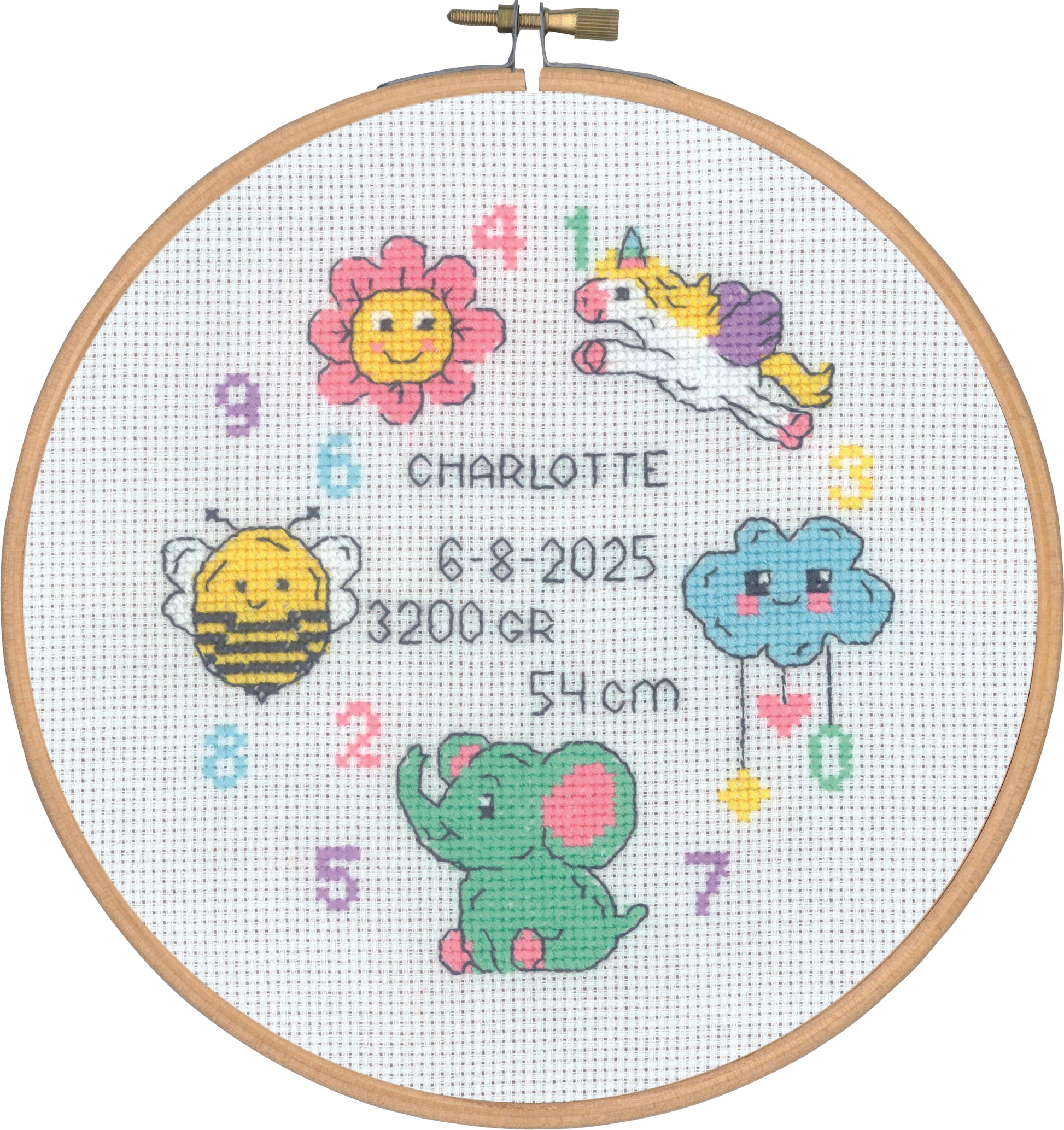Kit de punto de cruz Permin sampler de nacimiento para niña con bastidor de madera, diseño kawaii con unicornio, abeja, elefante y espacio para personalizar datos del bebé.