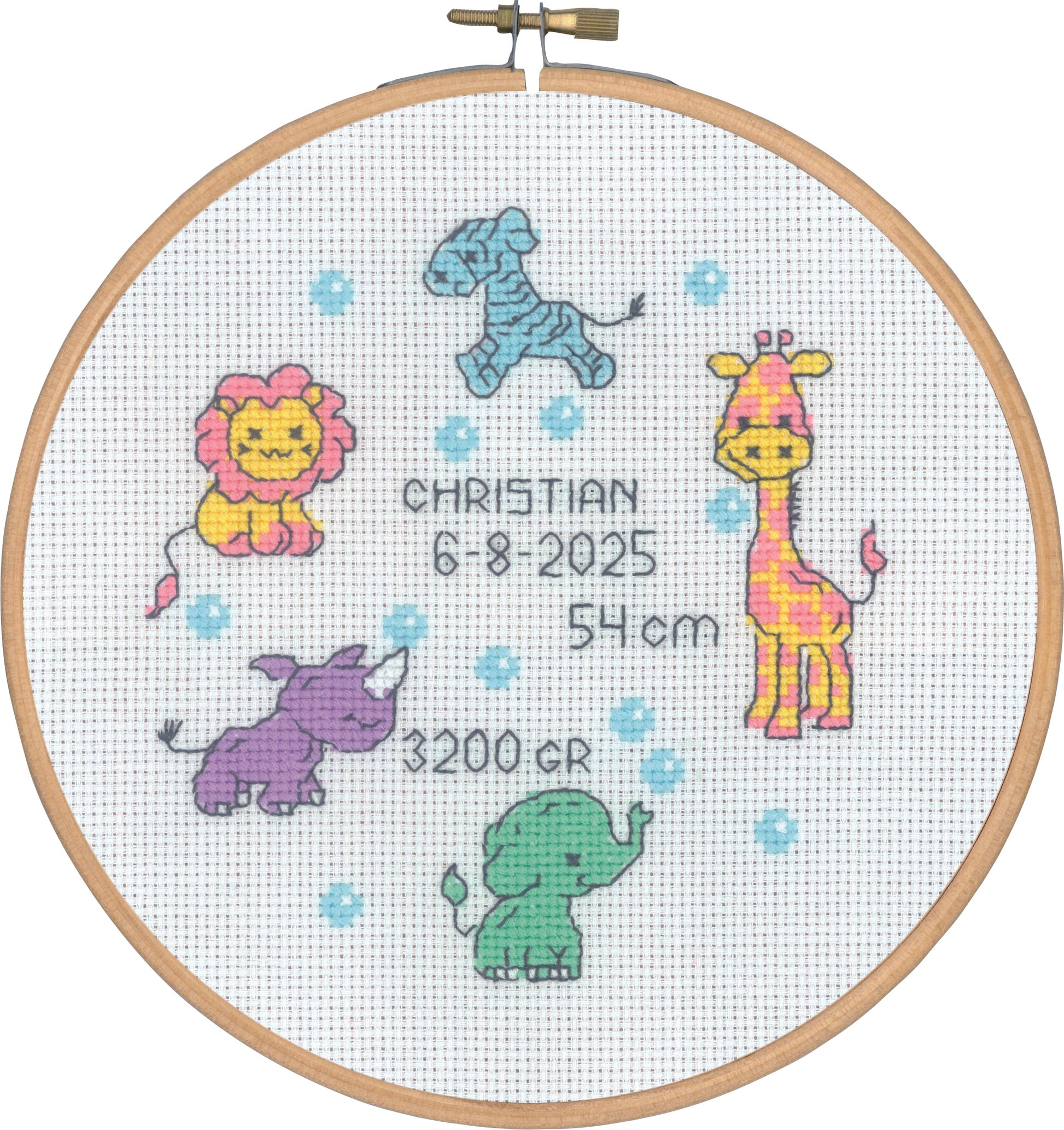 Kit de punto de cruz Permin sampler de nacimiento para niña con bastidor de madera, diseño kawaii con unicornio, abeja, elefante y espacio para personalizar datos del bebé.