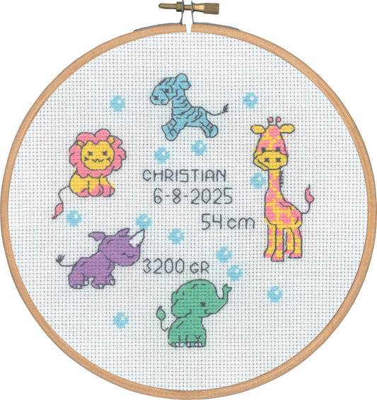 Kit de punto de cruz Permin sampler de nacimiento para niña con bastidor de madera, diseño kawaii con unicornio, abeja, elefante y espacio para personalizar datos del bebé.