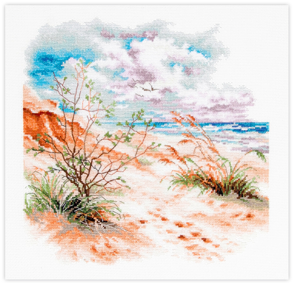 Kit de punto de cruz Magic Needle “Sea Dunes” con paisaje de dunas junto al mar, vegetación silvestre y cielo nublado. Incluye tela Aida, hilos y aguja.