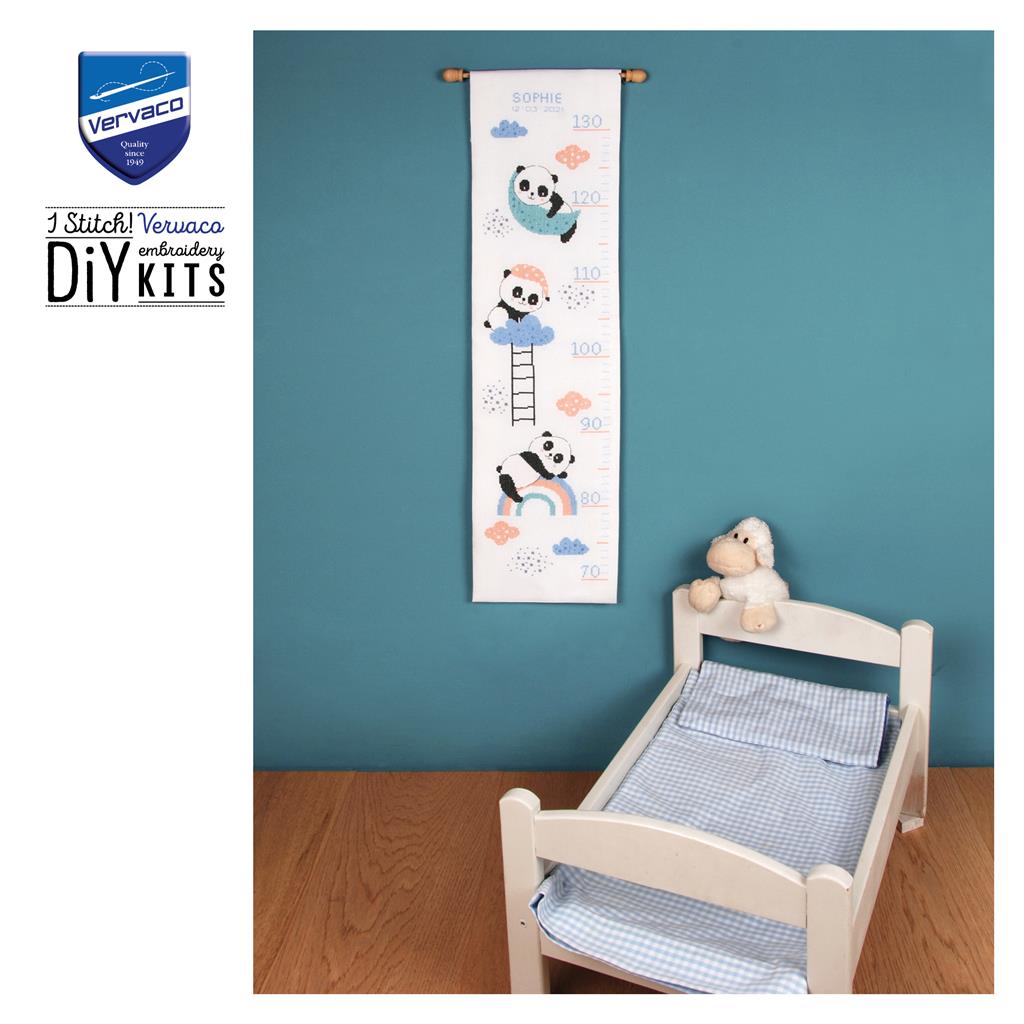 Kit punto de cruz tallímetro pandas de Vervaco colgado en habitación infantil azul