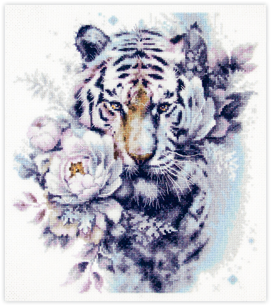 Kit de punto de cruz Magic Needle “Tigre Blanco” con el rostro de un tigre blanco y una flor blanca. Incluye tela Aida, hilos y aguja.