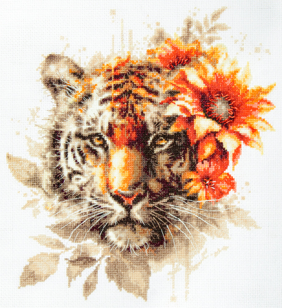 Kit de punto de cruz Magic Needle Tigre de Bengala con rostro de tigre y motivos florales bordados sobre tela Aida blanca antigua.