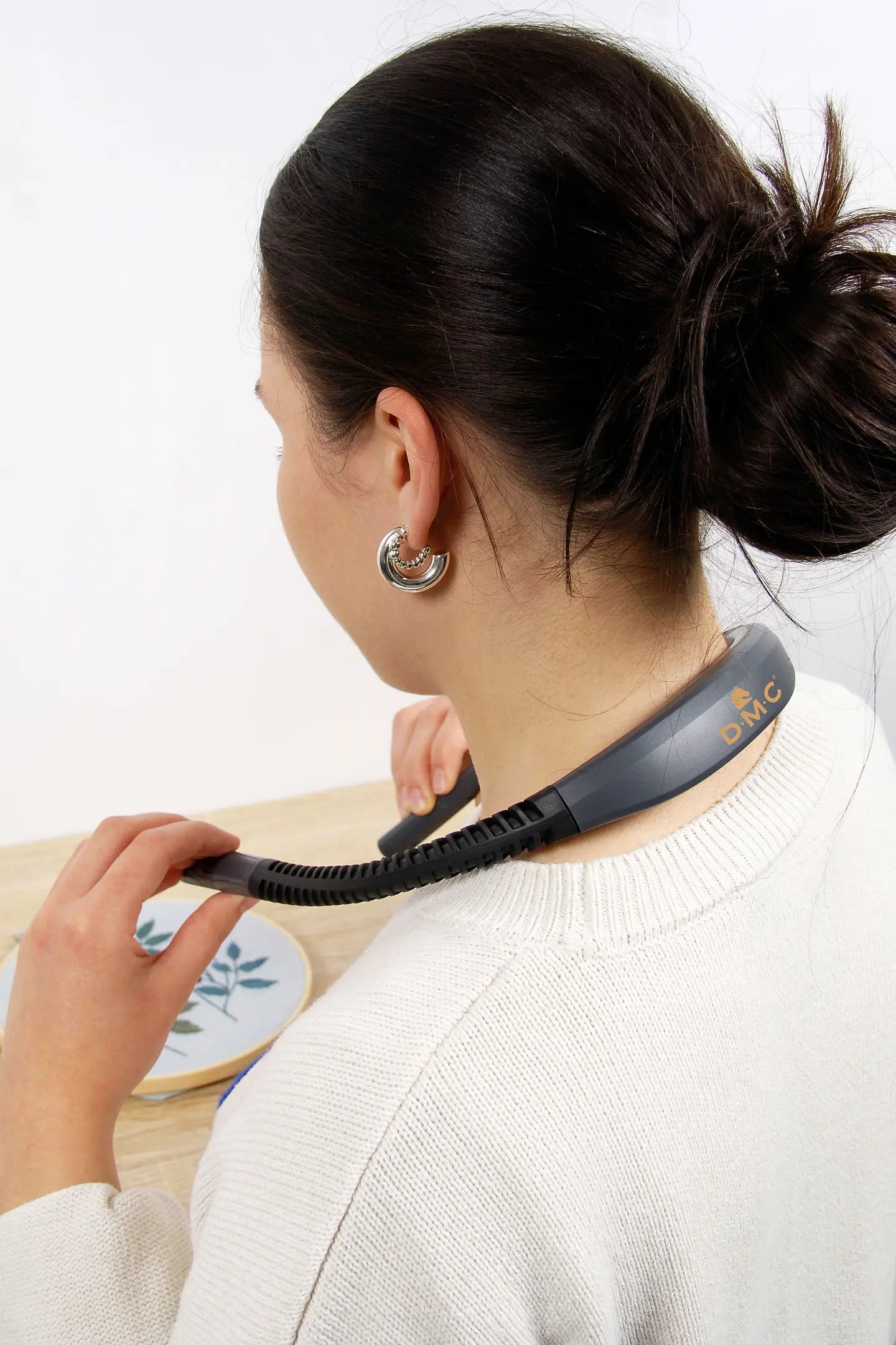 Lámpara de cuello LED DMC colocada para bordar con las manos libres y luz ajustable