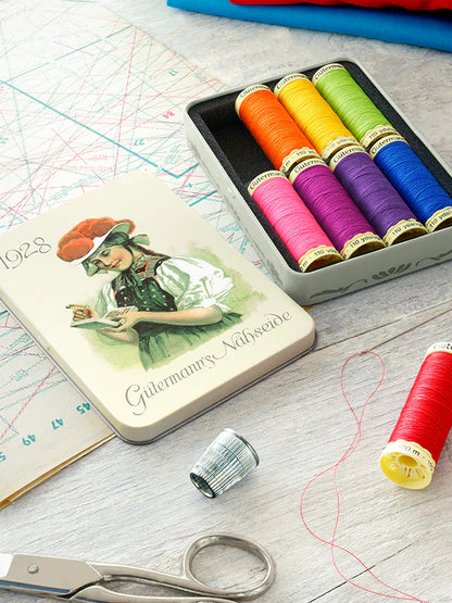 Lata de hilos Gütermann Coselotodo Nostalgia Box con 8 bobinas de colores vivos y motivo de 1928
