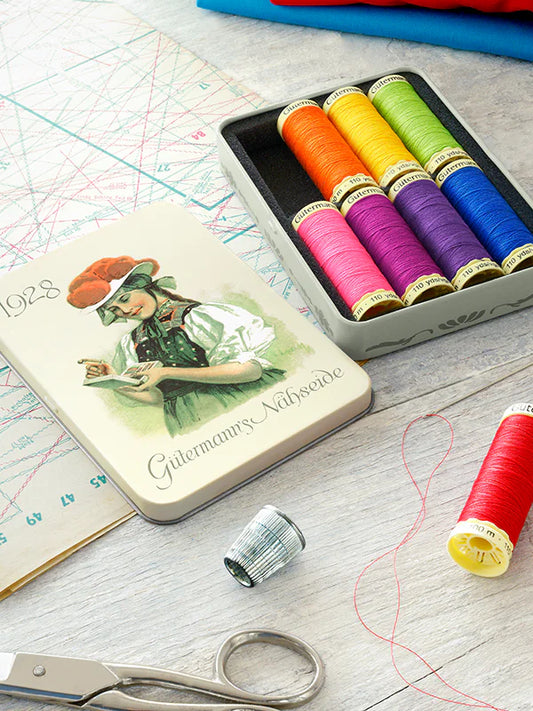 Lata de hilos Gütermann Coselotodo Nostalgia Box con 8 bobinas de colores vivos y motivo de 1928
