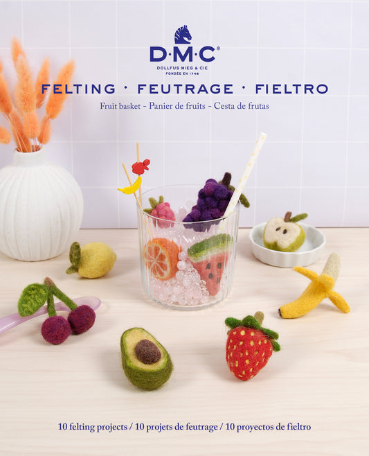 Libro de fieltro DMC “Fruit Basket: Cesta de Frutas” con 10 proyectos para crear aguacate, fresa, cerezas, plátano, sandía, naranja, limón, uvas y manzana en lana cardada.