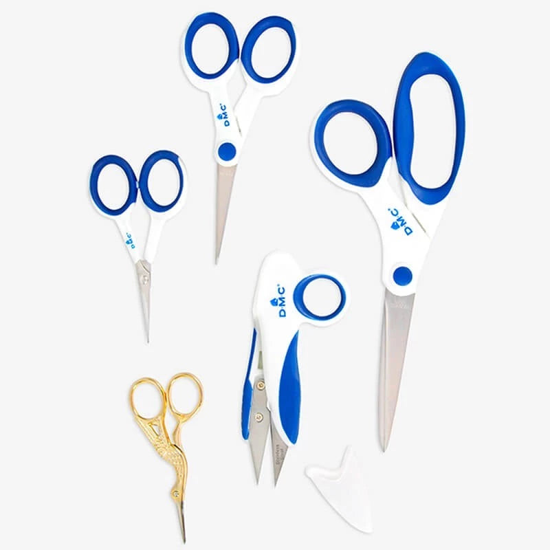 Kit 5 Tijeras de Bordar de Acero DMC con mangos ergonómicos azul y blanco, incluye tijeras cigüeña, cortahílos y tijeras de costura de diferentes tamaños.