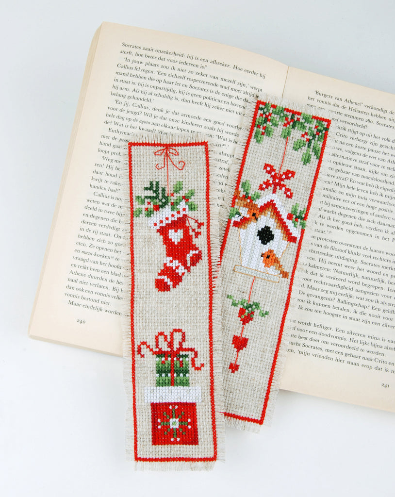 Kit de punto de cruz fácil Vervaco con dos marcapáginas navideños, uno con calcetín y regalos y otro con casita de pájaros, ideal para principiantes.