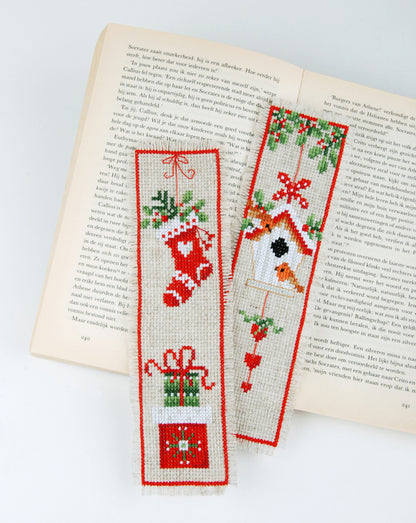 Kit de punto de cruz fácil Vervaco con dos marcapáginas navideños, uno con calcetín y regalos y otro con casita de pájaros, ideal para principiantes.