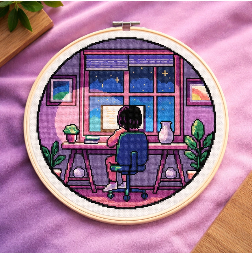 Gráfico en punto de cruz de chica trabajando en su escritorio gaming con paleta de colores morados