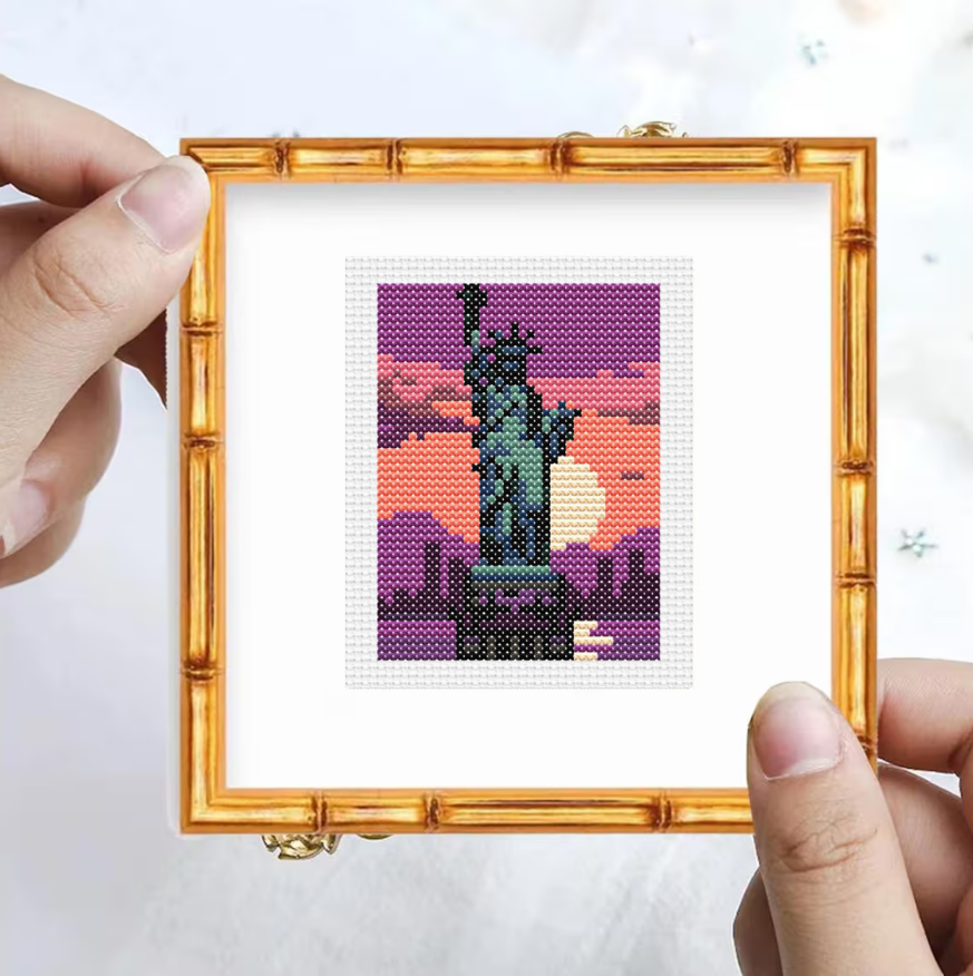 Mini Patrón de Punto de Cruz "Mini Estatua de la Libertad" - CrossGuidetPatterns