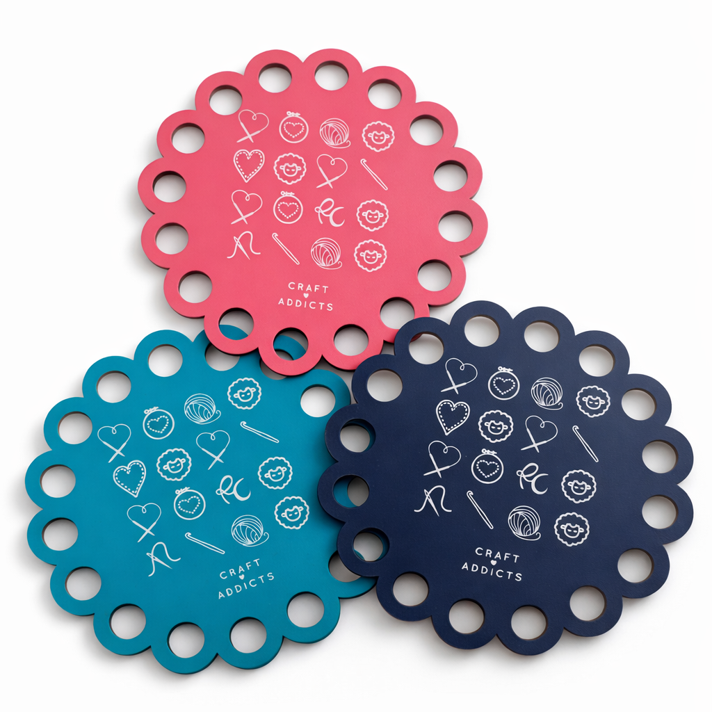 Organizador de hilos circular Rosas Crafts para bordado con 16 posiciones disponible en rosa, turquesa y azul marino.