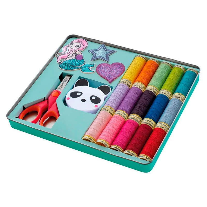 Lata Sewing Friends de Gütermann con 15 bobinas de hilo, tijera infantil, cinta métrica panda y aplicaciones