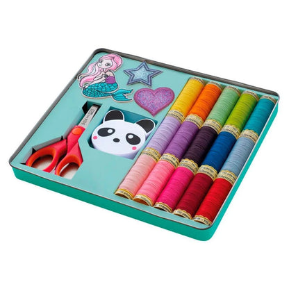 Lata Sewing Friends de Gütermann con 15 bobinas de hilo, tijera infantil, cinta métrica panda y aplicaciones