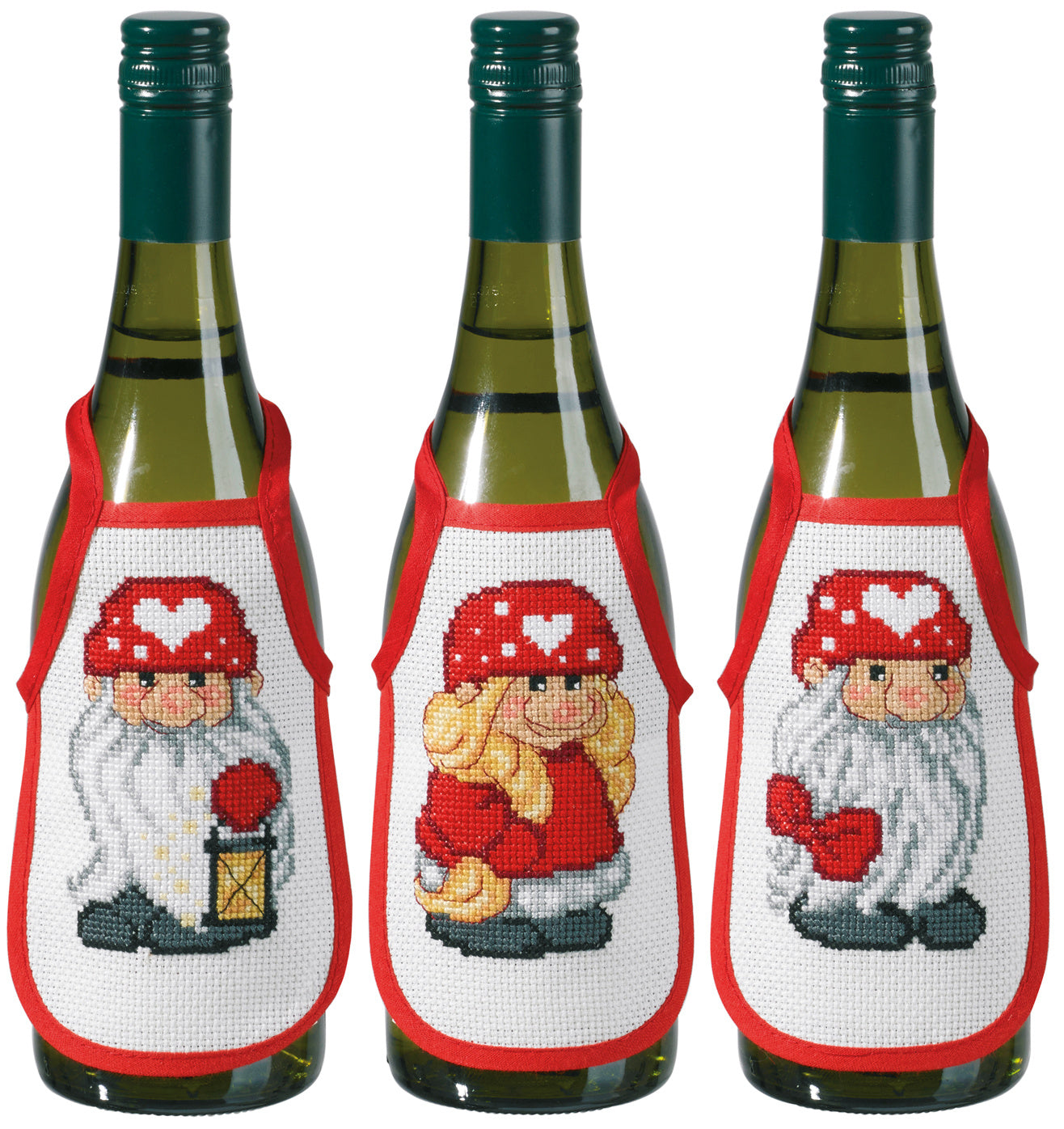 Pack de tres delantales para botellas de Permin con diseños de gnomos navideños, rematados con bies rojo, bordados en tela Aida 14 ct.