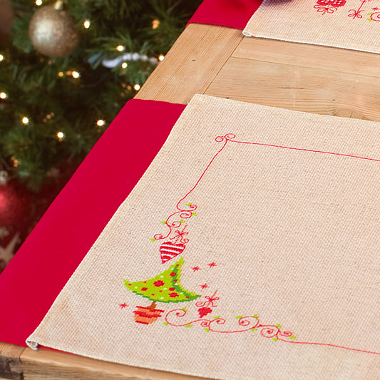 Set mit 2 Tischdecken – „Weihnachtsbaum und Herzen“ – PN0145437