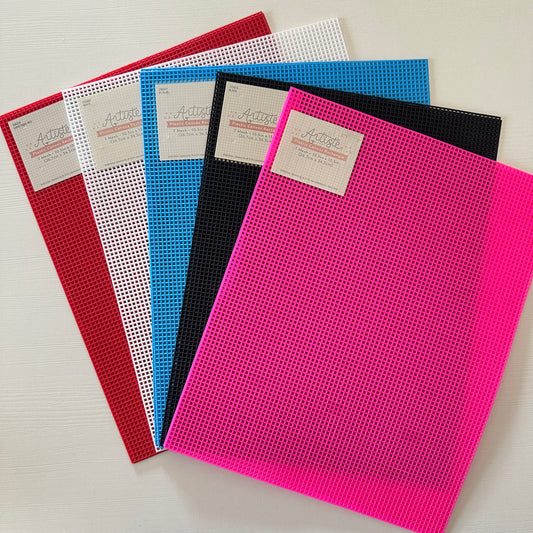 Canvas plástico rectangular Artiste en cinco colores, con malla perforada ideal para bordado, manualidades y proyectos creativos.