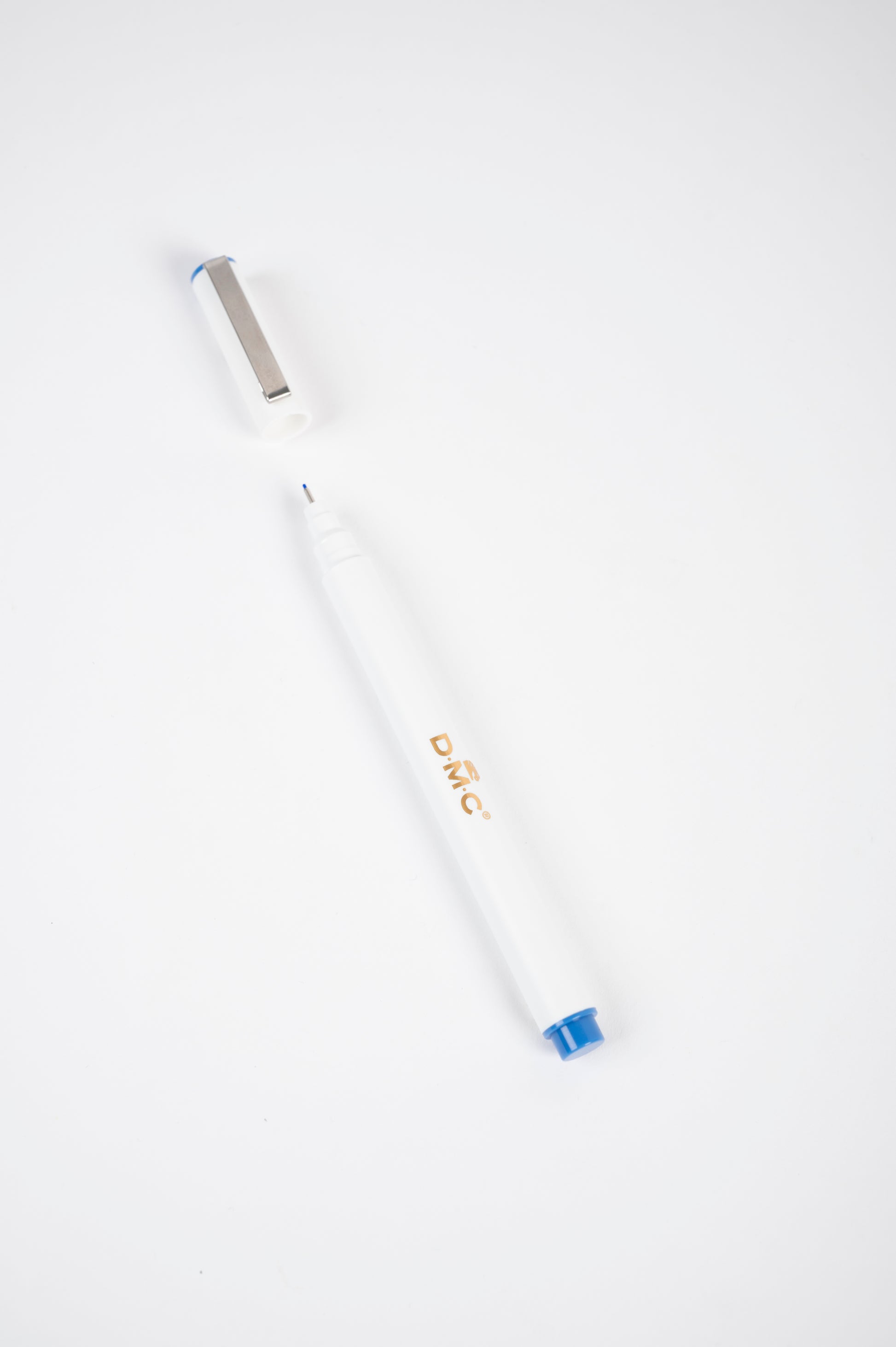 Rotulador soluble al agua DMC azul de punta fina 0,4 mm para marcar telas de bordado y costura