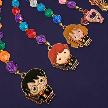 Buscatijeras artesanales de abalorios con charms inspirados en Harry Potter: personajes, escudo de Hogwarts, andén 9 3/4 y pociones.