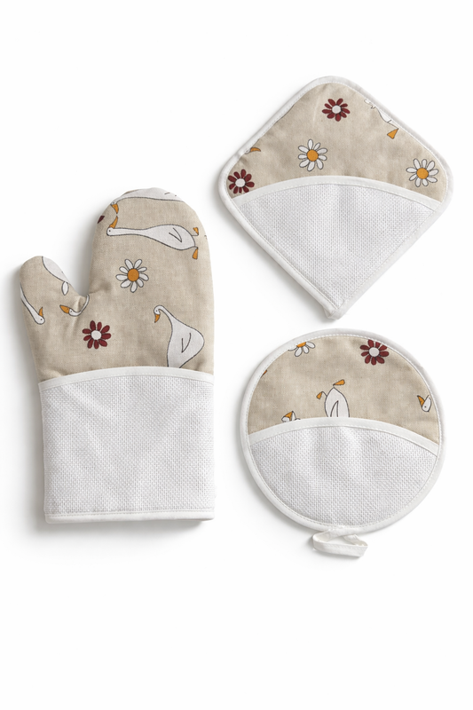 Set de cocina para bordar BM Ricami con manopla y agarraderas con diseño de patos con flores y tela Aida 14 ct para personalizar en punto de cruz.