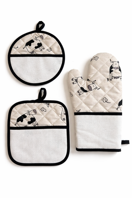 Set de cocina para bordar BM Ricami con manopla y agarraderas con diseño de vacas y tela Aida 14 ct para personalizar en punto de cruz.