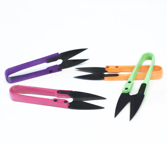 Cortahilos de costura de 10 cm mostrado en los cuatro colores disponibles: morado, rosa, naranja y verde neón