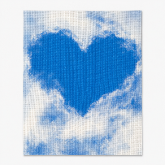 Tela Aida impresa precortada Corazón de Nubes de Loisirs Créatifs de 30x40 cm con diseño frontal de corazón azul formado por nubes.