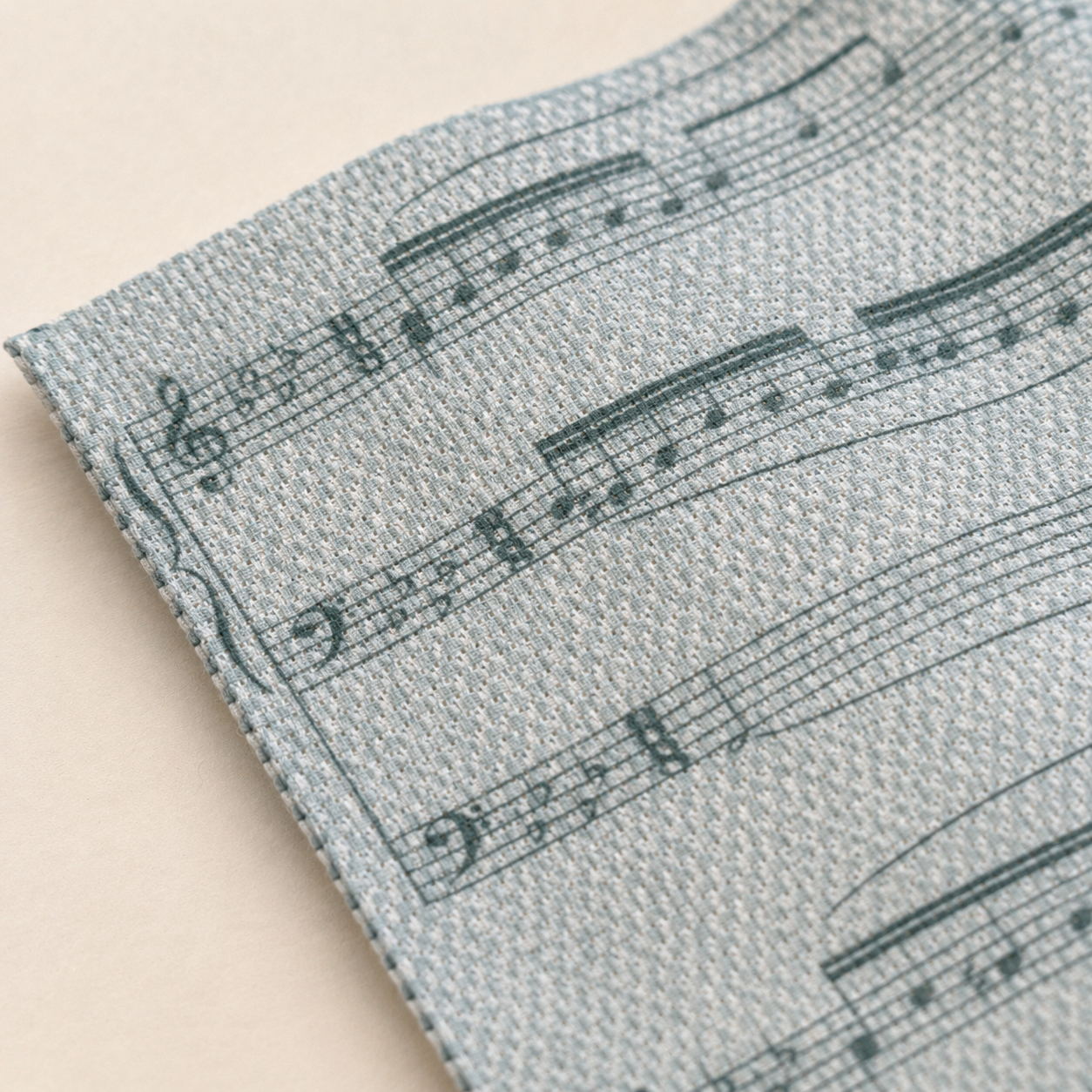 Detalle de tela Aida impresa Partitura Musical de Loisirs Créatifs con textura del tejido Aida 14 ct y notas musicales estampadas.