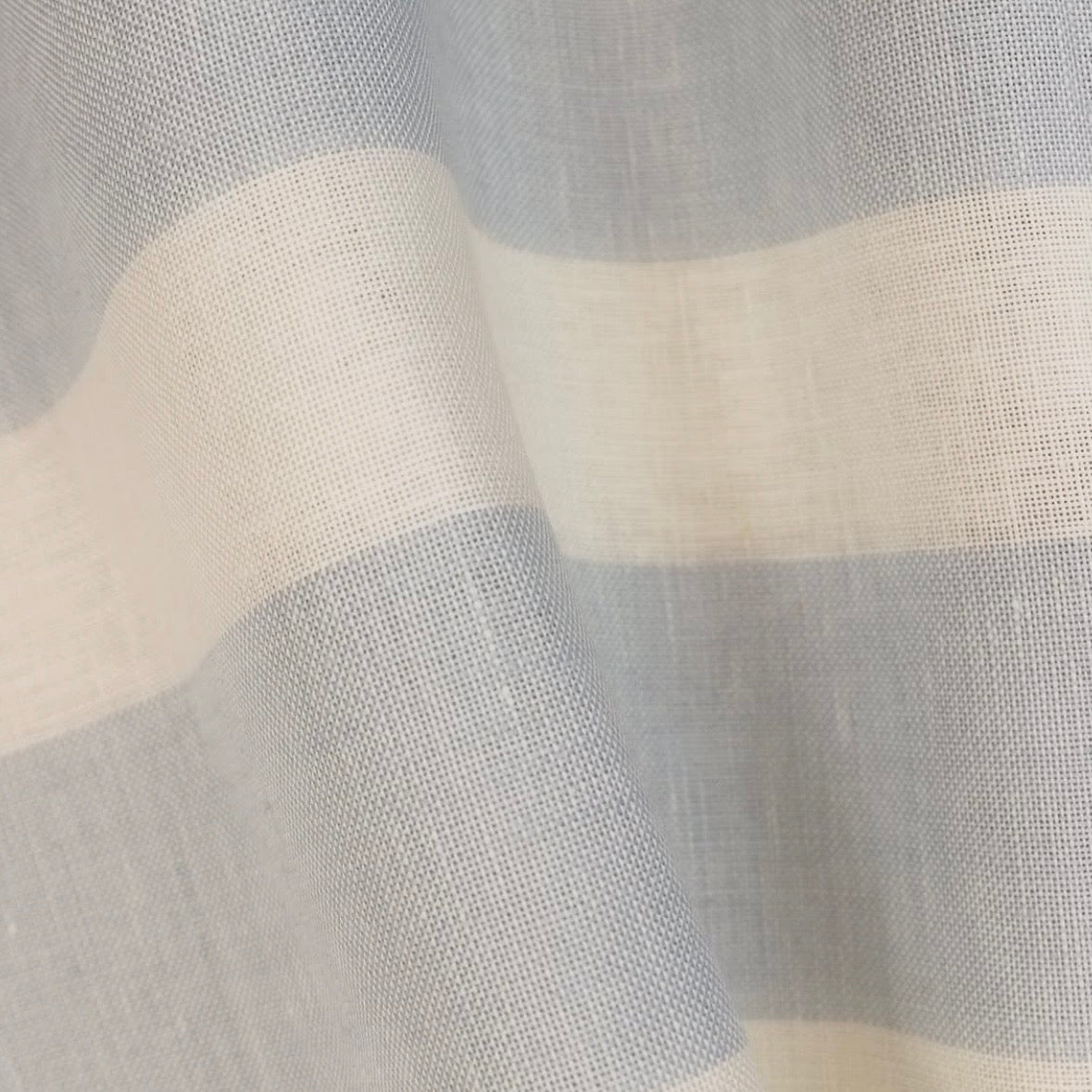 Tela de lino Cashel Stripes 28ct Zweigart con rayas anchas en azul claro y blanco roto para bordar