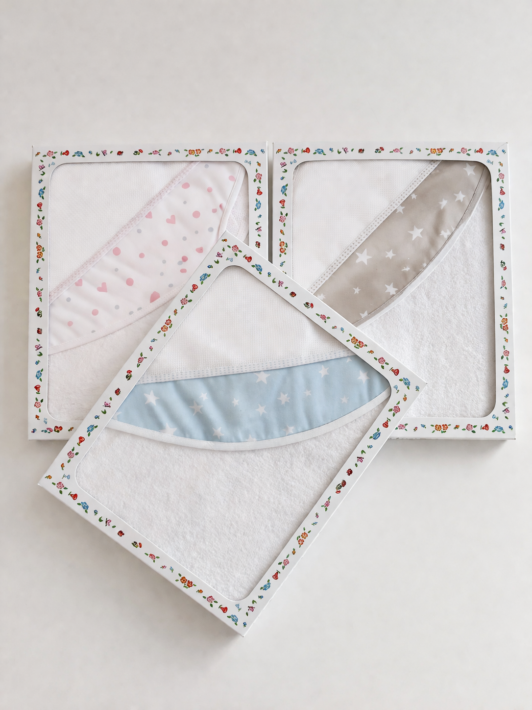 Albornoz triangular para bebé BM Ricami con capucha y zona de bordado en Aida 14 ct en colores beige, rosa y azul.