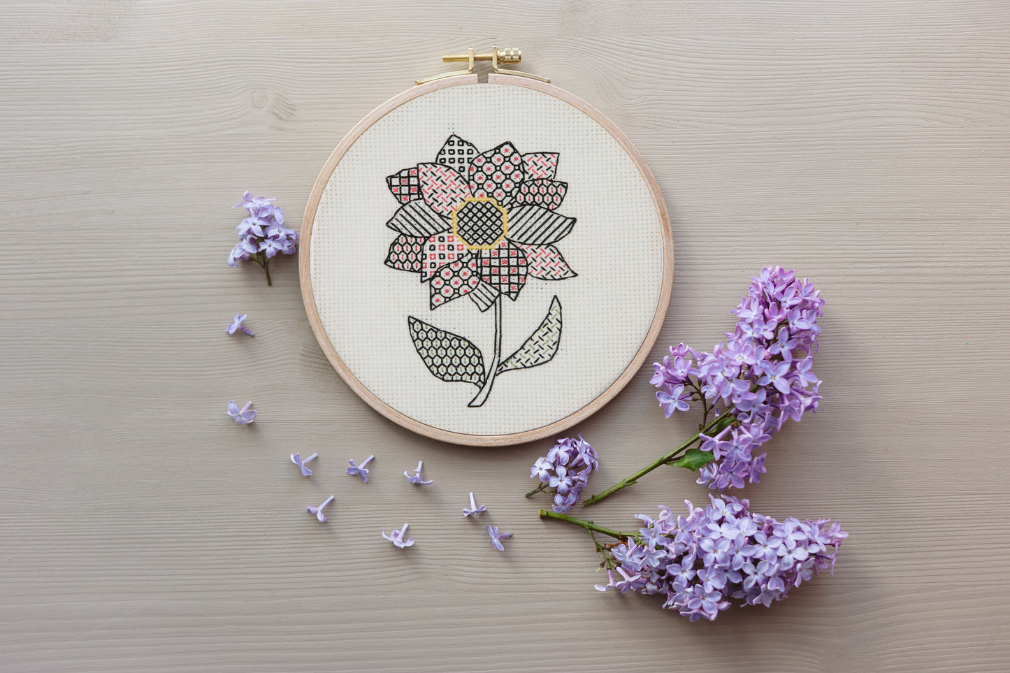 Kit de Bordado Blackwork de Flor en Bastidor de Anchor