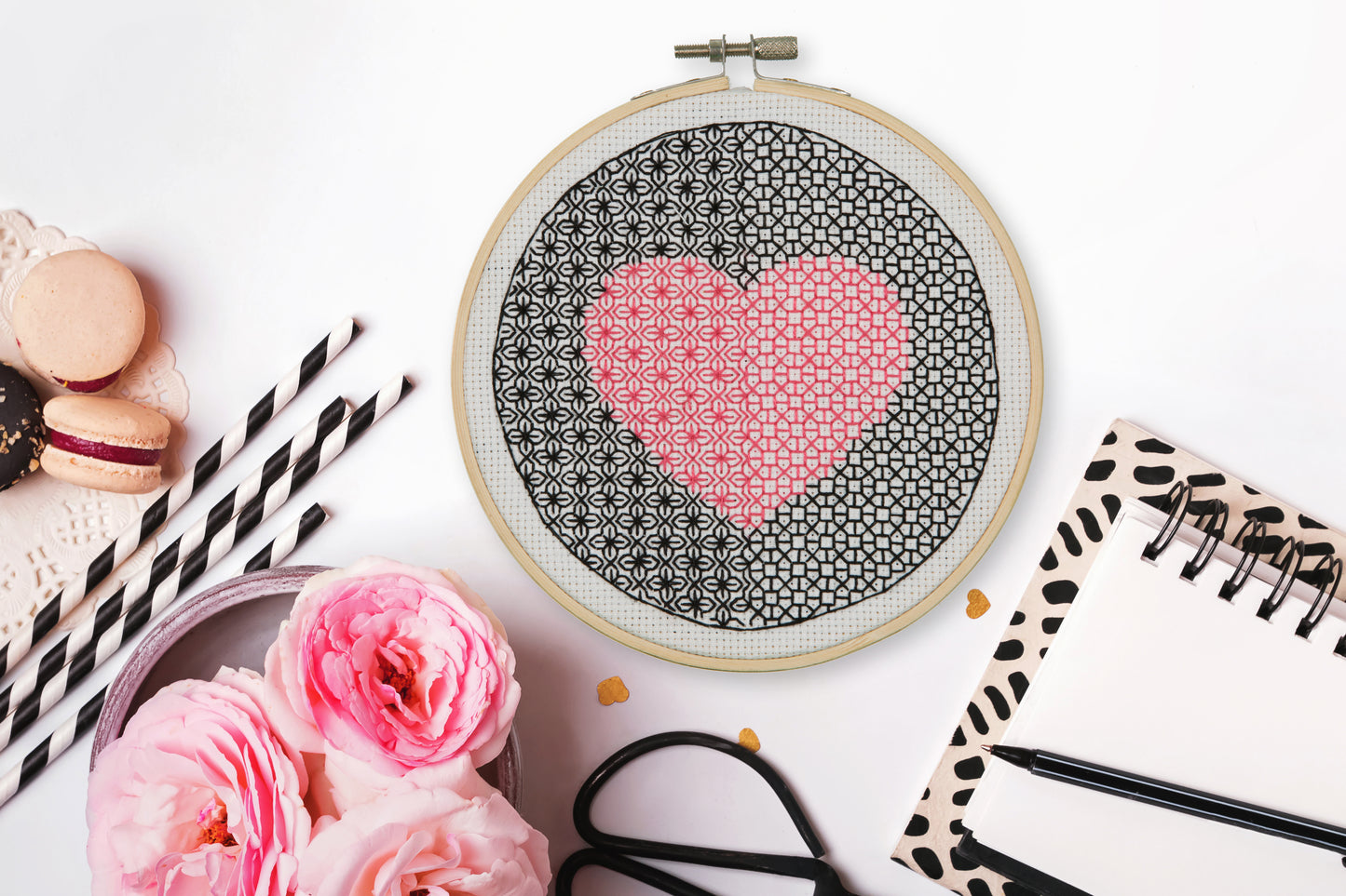 Kit de Bordado Blackwork de Corazón Rosa en Bastidor de Anchor