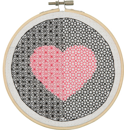 Kit de Bordado Blackwork de Corazón Rosa en Bastidor de Anchor