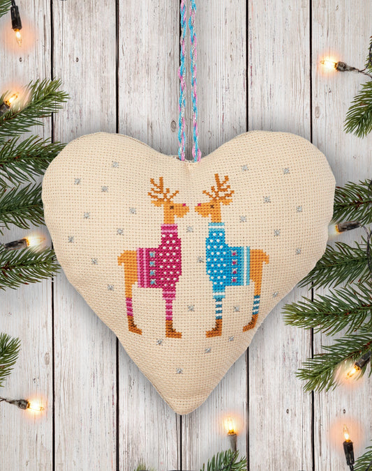 Adorno navideño en forma de corazón de dos renos de navidad con suéter de Anchor