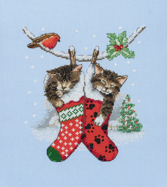 Kit de punto de cruz de dos gatos dentro de calcetines de navidad en fondo nevado de Anchor