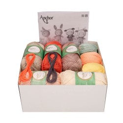 Caja con contenido Kit de crochet para crear 4 adorables amigurumis infantiles de Anchor